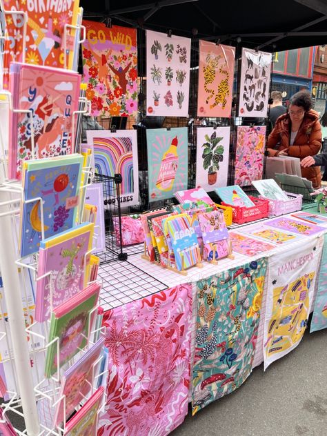 Artist Pop Up Shop Display, Art Fair Booth Display Ideas Market Stalls, Art Stall Display, Artist Market Booth, Art Pop Up Display, Vendor Booth Aesthetic, Artist Pop Up Shop, Colorful Vendor Booth, Art Vendor Display