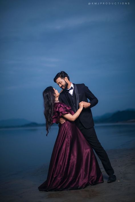 Photography Poses For Wedding Couples, Prewedding Photo Shoot Poses, Couples Photoshoot Poses Wedding, Trending Wedding Photography, Couple Prewedding Photography Poses, Couple Pose For Pre Wedding, Couple Photoshoot Pre Wedding, Best Prewedding Photoshoot, Pre Wedding Poses Pre Wedding Poses Indian