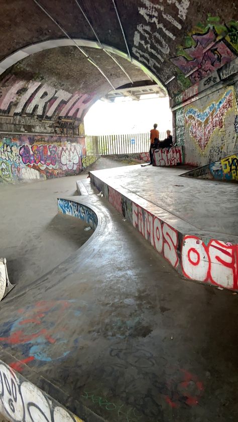 Abandoned Skate Park, 2000s Background, Spray Paint Wall, Skater Core, Graffiti Quotes, Skateboard Park, Skateboard Aesthetic, Graffiti Photography, Graffiti Tagging