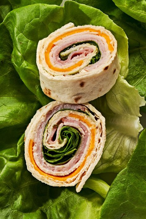 Delish Pinwheel Sandwich Recipes, Beach Day Food, Boat Snacks, Pinwheel Sandwiches, Cold Sandwiches, Pinwheel Recipes, Cold Lunches, Beach Food, Easy Eat