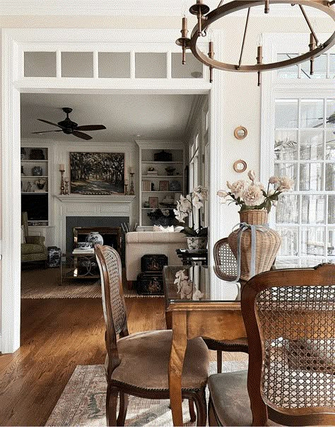 Green Decor Living Room, Traditional Southern Home Decor, Southern Home Decorating, Southern Style Decor, Blue Green Decor, Southern Charm Homes, Traditional Southern Home, Southern Style Homes, Grand Millenial