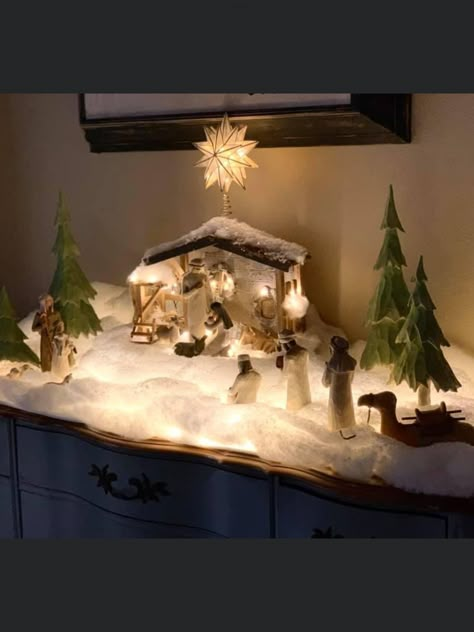 Christmas Creche Nativity, Betlehem Christmas Decoration, How To Decorate A Manger Scene, Easy Christmas Crib Ideas, Christmas Crib Decor Ideas, How To Display Nativity Scene Christmas Decor, Crib For Christmas Decorating Ideas, Home Nativity Display, Small Crib Ideas For Christmas