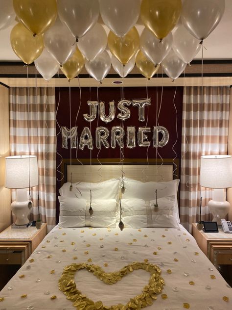 Bride And Groom Hotel Room Decoration, Mr And Mrs Balloons Wedding, Just Married Decorations Ideas, Just Married Bedroom Ideas, Bridal Room Decorations Balloons, Room Decor Bedroom Balloons, Just Married Balloons Decoration, Just Married Hotel Room, Just Married Room Decor