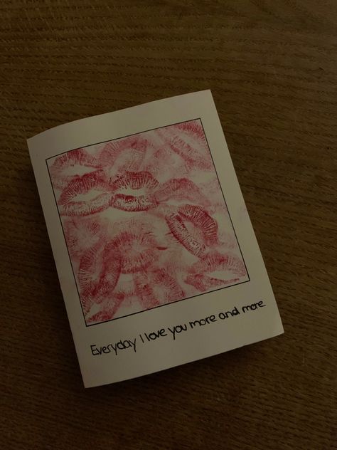 Cute Cards Ideas For Boyfriend, Handmade Boyfriend Cards, Boyfriend Gifts Kisses, Kissing Card Diy, Art For My Girlfriend, Kisses Card For Boyfriend, Kisses Cards Aesthetic, Card For Him Love, Lil Gifts For Boyfriend