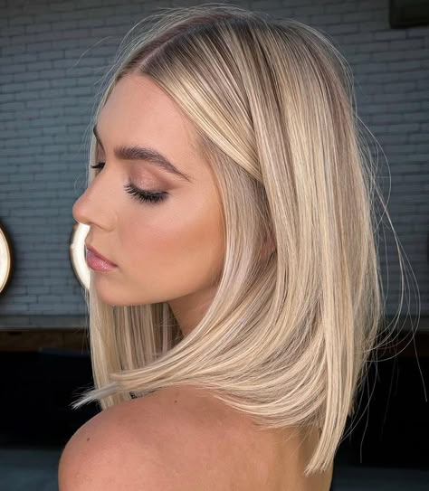 Summer Blonde Hair 2023: Stay Beach-Ready with Stunning Color Trends Chin Length Haircuts, Summer Blonde Hair, Summer Blonde, Straight Blonde Hair, Light Blonde Hair, Honey Blonde Hair, Dark Blonde Hair, Blonde Hair Inspiration, Blonde Hair Looks