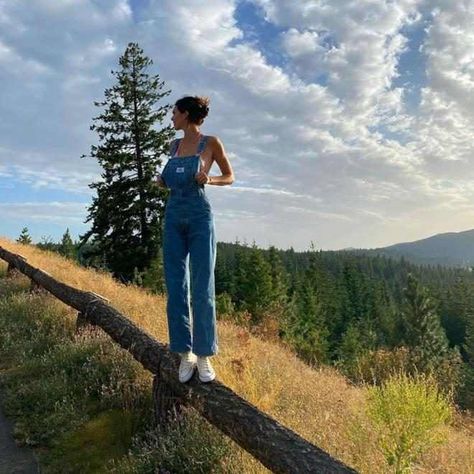 It's time to end summer in the sun. Well, that certainly was Kendall Jenner's mindset when she recently traveled to Idaho for four fun days with NBA player Devin... Estilo Hippy, Overalls Outfit, Camping Outfits, Granola Girl, Instagrammer, Insta Photo Ideas, Looks Vintage, Summer Aesthetic, Kendall Jenner