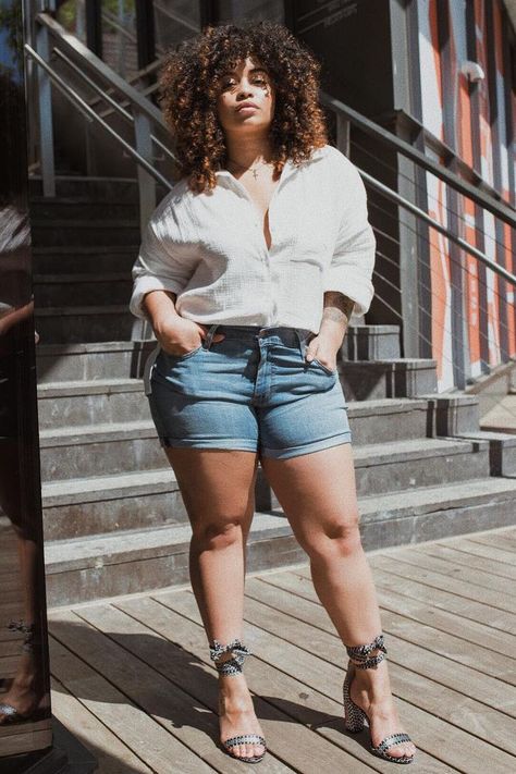 I Hate Wearing Denim Shorts, But These Outfits Are Changing My Mind Plus Size Airport Outfit, Denim Shorts Outfits, Overall Shorts Outfit, Denim Shorts Outfit Summer, Earrings For Summer, Denim Street Style, Denim Shorts Outfit, Sparkly Accessories, Dress Up Jeans