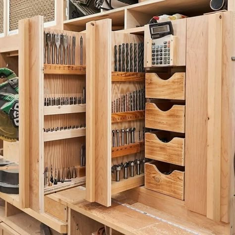 Officine In Garage, Garage Diy, Garage Shelves, Garage Workshop Organization, Workshop Layout, Diy Garage Door, Woodworking Shop Layout, Tool Storage Diy, Bench Diy