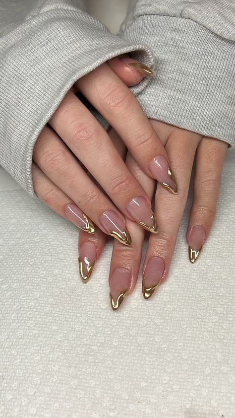 Chrome gold nails Ongles Beiges, Paznokcie Hello Kitty, Gold Chrome Nails, Kutek Disney, Nagellack Trends, Chrome Nails Designs, Drip Nails, Nagel Tips, Smink Inspiration