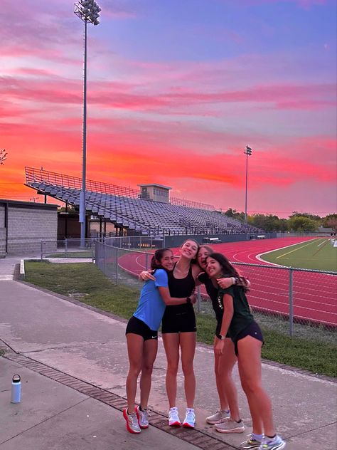 Track Medals Aesthetic, Track Asthetic Picture, Cute Track Pictures, Summer Running Aesthetic, Aesthetic Cross Country, Athletics Track Aesthetic, Running Motivation Aesthetic, Student Athlete Aesthetic, Track And Field Photography