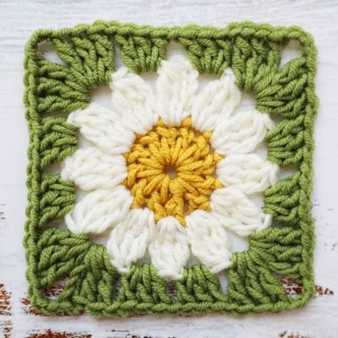 How to Crochet a Daisy Granny Square. With this easy video tutorial, You will learn exactly how to crochet these fun daisy granny squares. Motifs Granny Square, Crochet Granny Square Tutorial, Easy Granny Square, Granny Square Tutorial, Crochet Baby Bonnet, Crochet Baby Sweaters, Flower Granny Square, Square Crochet Pattern, Treble Crochet Stitch