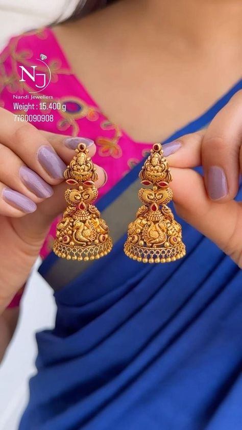 Gold nakash jhumka Weight : 15.400 grams Gold : 22 carat #jhumka #gold #wedding #jewelry #reels #foryou #photo #explore #design #fashion #beautiful #ootd #traditional #women #jewellery #love #trending #explore #goodvibes #photography #model #earrings #fashionblogger New Jhumka Designs, Earrings Buttalu Gold, Simple Jhumka Earrings, Gold Earrings Butta Designs, Jumka Design Gold Bridal, Gold Jhumka Earrings Indian Latest, Jhumka Design Gold Latest, Jumka Gold Designs, Buttalu Earrings Gold Bridal Latest