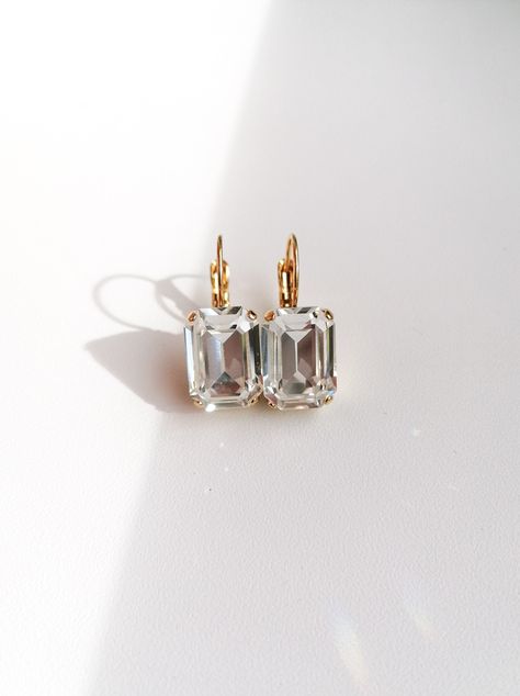 Drop earrings made with top quality austrian octagon crystals, emerald cut. Crystal size: 14 x 10 mm (0.55" x 0.4") Choose gold or silver finish Leverback closure Total lenght: 2,4 cm (1") Metal : brass (nickel free)  Perfect sparkle for your outfit Your earrrings will arrive nicely packed in our brand box - ready to be gifted or to be stored in Diamond Wedding Earrings, Emerald Cut Earrings, Wedding Drop Earrings, Bridal Earring, Wedding Earring, Wedding Earrings Drop, Cut Earrings, Luxury Earrings, Classy Jewelry