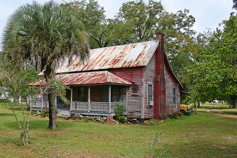 Perfect little Cracker House by Black.Doll, via Flickr Florida Cracker House, Florida Cracker, Cracker House, Raised House, Old Country Houses, Southern Architecture, Wraparound Porch, Shotgun House, Old Abandoned Houses