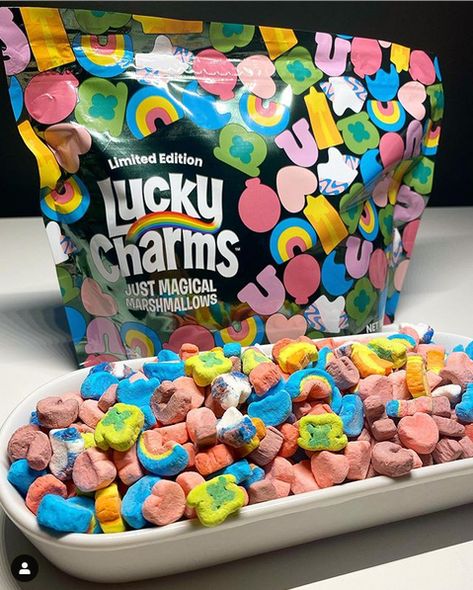 Lucky Charms Marshmallows Only, Red Velvet Cheesecake Brownies, Lucky Charms Marshmallows, Fruit Chip, Frozen Yogurt Shop, Junk Food Snacks, Food L, Cute Snacks, Raise Your Hand If