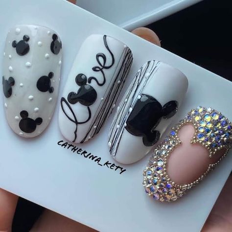 Mickymaus Nail Art, Black And White Mickey Nails, Black Mickey Nails, Disney Nails Black, Black And White Disney Nails, Mickey Mouse Acrylic Nails, Disneyland Nails, Mickey Mouse Nails, Disney Inspired Nails