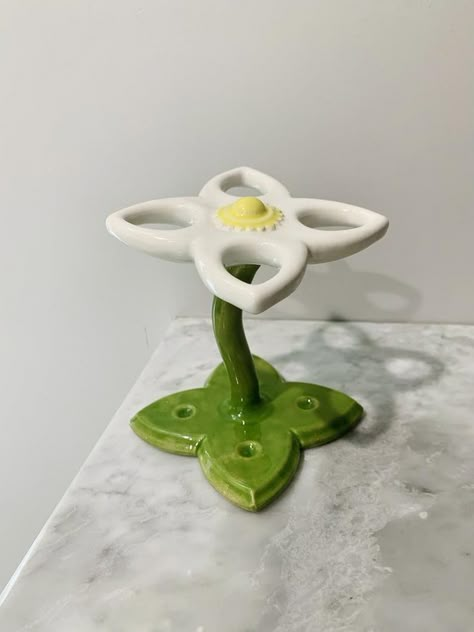 https://www.etsy.com/listing/1050891305/ceramic-flower-toothbrush-holder?ga_order=most_relevant&ga_search_type=all&ga_view_type=gallery&ga_search_query=flower+ceramic+toothbrush+holder&ref=sr_gallery-10-40&organic_search_click=1&frs=1 Diy Toothbrush Holder, Pottery Toothbrush Holder, Ceramic Toothbrush Holder, Diy Air Dry Clay, Sculpture Art Clay, Polymer Clay Figures, Tanah Liat, Diy Apartment Decor, Clay Diy Projects