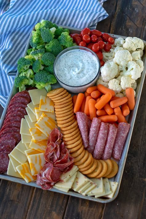 Snack Boards, Decorações Com Comidas, Snack Platter, Charcuterie Board Ideas, Charcuterie Inspiration, Food Boards, Party Food Platters, Charcuterie Recipes, Veggie Tray