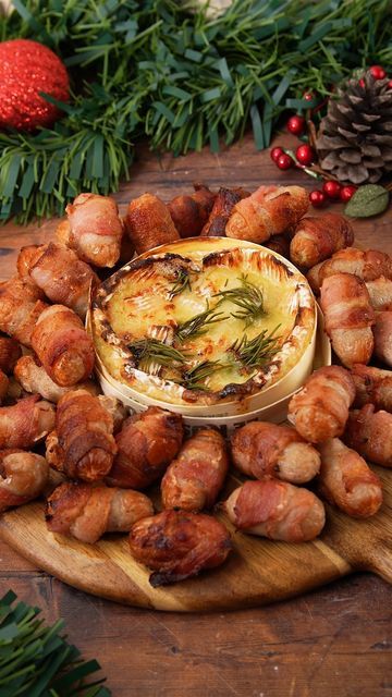 Christmas Baked Camembert, Christmas Cheese Recipes, Festive Food Christmas, Christmas Eve Nibbles, Xmas Day Dinner Ideas, Christmas Cooking Savoury, Christmas Canopies Food, Festive Recipes Christmas Dinners, Christmas Spread Ideas