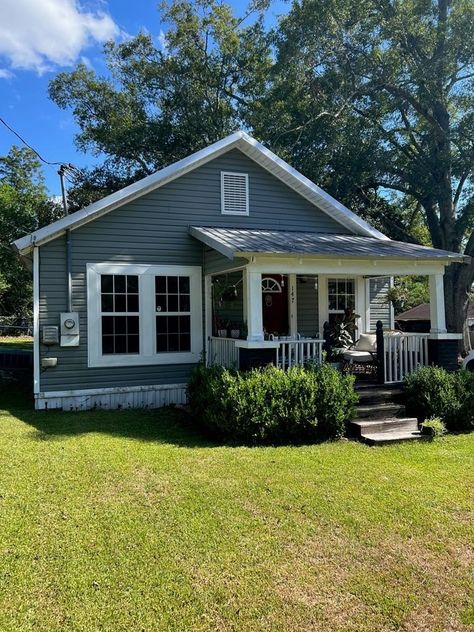 Circa 1935 Cheap House in Georgia $100K - Old Houses Under $100K House In Georgia, Small House Videos, Small Old House, Old American Houses, Sandra Bullock Oscar, House Documents, Rundown House, Picture Of A House, House Format