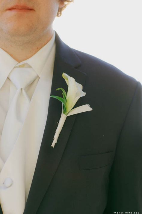 White Calla Lily Boutonniere by Aria Style (Yvonne Wong Photography) / www.ariastyle.com / www.facebook.com/... instagram.com/... Calla Lily Buttonhole, White Tie Groom, Calla Boutonniere, Timeless Editorial, Mens White Tuxedo, White Jeans For Men, White Tuxedo Wedding, Lily Boutonniere, Tuxedo White