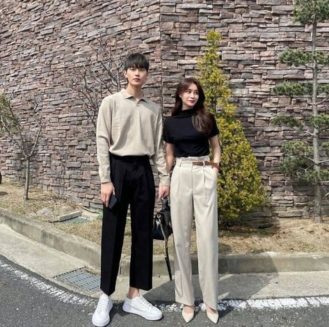 Formal Outfit Couple Classy, Outfit For Couples Matching, Classic Couple Outfits, Korean Couples Outfit, Korean Outfits Couple, Match Couple Outfits, Couple Korean Outfit, Outfits Para Parejas Casual, Couple Dress Casual