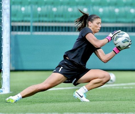 Soccer Photography Action, Womens Soccer Aesthetic, Goalkeeper Aesthetic, Soccer Animation, Cute Soccer Pictures, Goalie Soccer, Soccer Poses, Best Soccer Shoes, Female Football Player