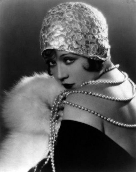 Women’s Accessories Marie Prevost, Style Année 20, 1920's Style, The Roaring 20s, The Jazz Age, Silent Film Stars, Portrait Vintage, 1920's Fashion, Glamour Vintage