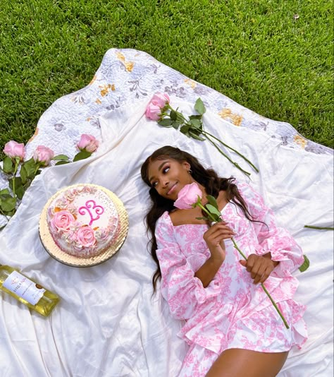 Picnic Photo Shoot, Picnic Pictures, Picnic Photography, Birthday Shoot Ideas, Cottagecore Summer, Picnic Birthday Party, Birthday Shots, Birthday Picnic, Birthday Photoshoot Ideas