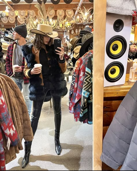 Jackson Hole Vacation, Western Chic Fashion, Apres Ski Outfits, Apres Ski Style, Dresses With Cowboy Boots, Nashville Outfits, Daily Outfit Inspiration, Snow Outfit, Skiing Outfit