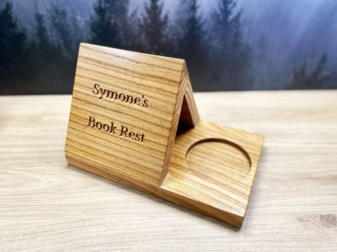 Book Rest Diy, Wooden Book Holder, Whittling Patterns, Book Caddy, Mug Stand, Reading Stand, Book Rest, Book Holder Stand, Wooden Book Stand