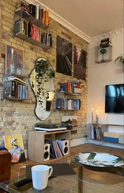 Artsy Loft Interior Design, Artsy Loft Apartment, Modern Artsy Living Room, Masculine Apartment Aesthetic, Man Apartment Aesthetic, New York Studio Apartment Aesthetic, Guy Apartment Ideas, Guys Apartment Decor, Cozy Nyc Apartment