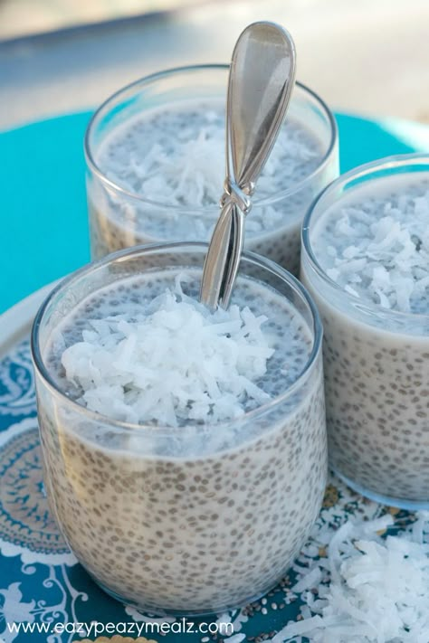 coconut cream pie pudding chia Coconut Cream Pie Pudding, Mango Chia Seed Pudding, Chia Puding, Pudding Chia, Chia Seed Recipes Pudding, Chia Recipe, Chia Seed Recipes, Healthier Desserts, Chia Pudding Recipes