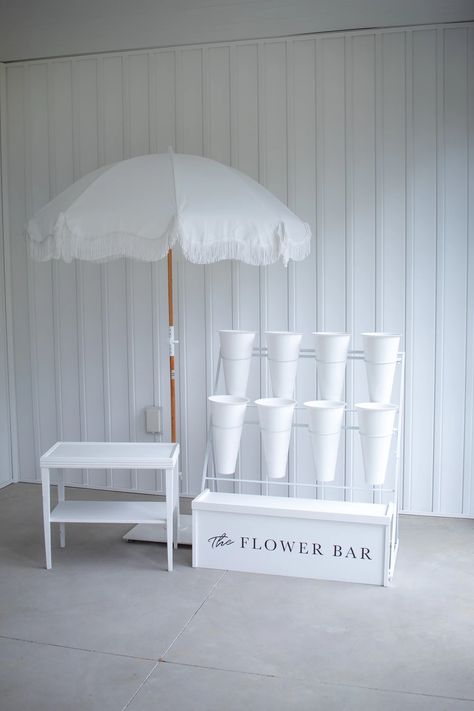 flower bar | Pretty Little Daydreams Flower Bar Cart Ideas, Booth Ideas For Events, Flower Bar Birthday Party, Flower Carts Ideas, Florist Table, Flower Shop Backdrop, Flower Bar Business, Diy Flower Bar Stand, Wedding Flower Bar