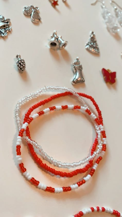 Christmas Beaded Necklace Ideas, Christmas Bracelet Ideas Diy, Christmas Seed Bead Necklace, Xmas Bracelets Diy, Christmas Necklace Beads, Christmas Seed Bead Jewelry, Preppy Christmas Bracelet Ideas, Seed Bead Christmas Bracelets, Christmas Beads Bracelet