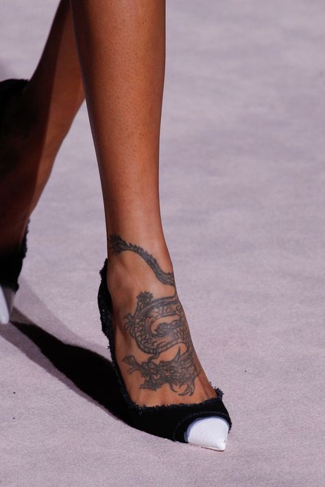 Tom Ford Spring 2018 Ready-to-Wear  Fashion Show Details Serpent Tattoo, Fashion Tattoo, Foot Tattoos For Women, Diy Tattoo, Foot Tattoo, Snake Tattoo, Foot Tattoos, Tattoo Placement, Skin Art