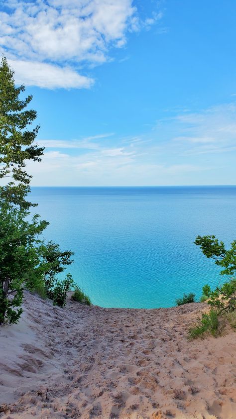 michigan travel pictures. Visit the blog for summer vacation ideas! pictured rocks michigan. upper peninsula michigan road trip. things to do. midwest road trip. great lakes. lake superior. places to travel. travel destinations. michigan sand dunes. Summer Views Nature, Best Views In The World, Michigan Pictures, Toronto Summer, Summer View, Michigan Photography, Pictured Rocks, World Most Beautiful Place, Vacation Goals