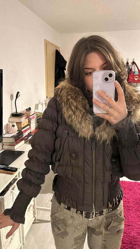 Winter Outfits Coats, Y2k Puffer Jacket Outfit, Y2k Winter Jacket, Fur Hoodie Outfit, 2000s Winter Jacket, Puffer Jacket With Fur Hood, Puffer Jacket With Fur, Winter Jacket Outfits, Mcbling Fashion