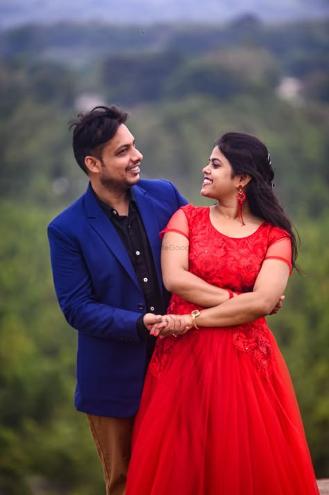 Post Wedding Stills, Outdoor Stills For Couple, Pre Weeding Pose Photography Studio, Couple Stills For Photo Shoot, Poses For Pre Wedding Photoshoot, Copal Photo, Creative Pre Wedding Photoshoot Ideas, Outdoor Stills, Couple Stills