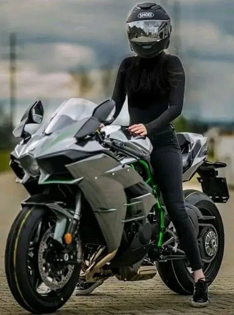 Moto Ninja, Biker Girl Outfits, Girl Riding Motorcycle, Biker Photos, Xe Ducati, Biker Photography, Biker Photoshoot, Female Biker, Motorbike Girl