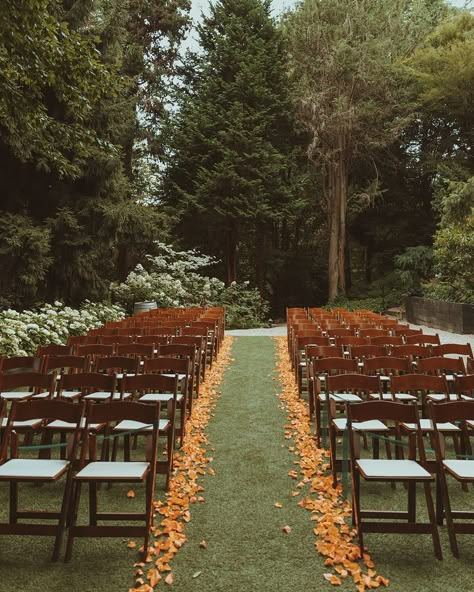 Happy one-year anniversary today to Sage and Zach! ⁠ This August wedding at JM Cellars featured a sleek, modern aesthetic with a unique orange and white color palette and touches of mid-century modern motifs. ⁠ ⁠ We adore the full commitment to the orange motif—with the bridal party in mixed dresses in a variety of orange floral and solid prints while the bride sported a sleek deep-v wedding dress and an all-orange bouquet! ⁠🧡✨ ⁠ 1960s-esk orange and white floral napkins also added a pop of p... Rusty Orange And Green Wedding, Vintage Orange Wedding, Orange Wedding Aesthetic, Orange And Green Wedding Colors, Rustic Orange Wedding, Orange And Gold Wedding, Orange Green Wedding, Green And Orange Wedding, Fall Wedding Palette