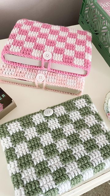 Kindle Case Pattern, Crochet Laptop Case, Barbie Ballerina, Crochet Checkered, Crochet Book Cover, Butterfly Books, Crochet Case, Cover Books, Sac Diy