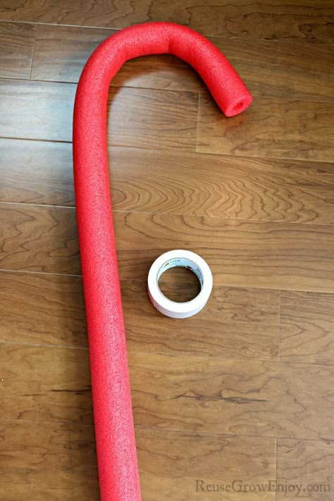 Wanting to add a touch of winter wonderland to your home or maybe having a kids candy themed party? Check out this DIY giant candy cane from a pool noodle! Diy Giant Candy, Cane Decorations, Giant Candy Cane, Candy Themed Party, Candy Cane Decorations, Fun Christmas Party Games, Giant Candy, Christmas Tree Decorating Themes, Candy Land Christmas Decorations Diy