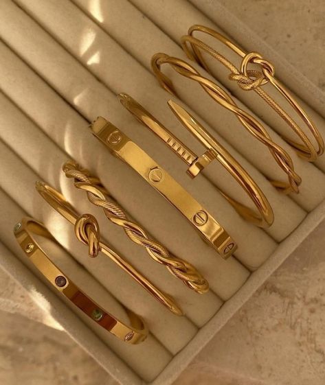 Jewerly Stacks Gold, Bracelet For Girls Gold, Minimalist Accessories Jewellery, Xoxo Jewelry, Pretty Jewelry Necklaces, Bracelet Stacking, Minimalist Accessories, Wrist Jewelry, Luxe Jewelry