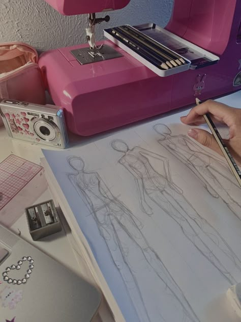 @oontzi on twitter Fashion Designer Aesthetic, Sewing Aesthetic, Fashion Major, Fashion Dream Job, Fashion Designer Studio, Designer Aesthetic, Fashion Drawing Sketches, Fashion Drawing Tutorial, Fashion Student