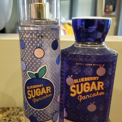 BLUEBERRY SUGAR PANCAKES Blueberry Perfume, Bug Spray Essential Oils, Girls Perfume, Perfume Summer, Aesthetic Perfumes, Organization Perfume, Perfume Layering, Summer Diffuser Blends, Scents Perfume