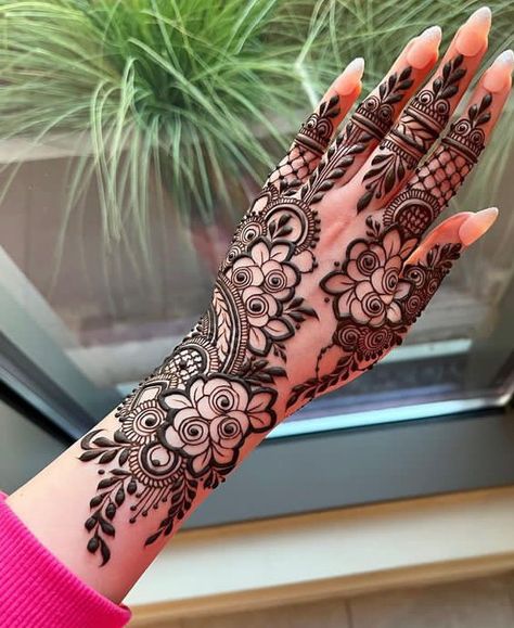 Henna designs Latest Arabic Mehndi Designs, Front Mehndi Design, Simple Mehendi Designs, Henna Tattoo Designs Hand, Mehndi Designs Bridal Hands, Latest Henna Designs, Tattoo Henna, Simple Mehndi Designs Fingers, Very Simple Mehndi Designs