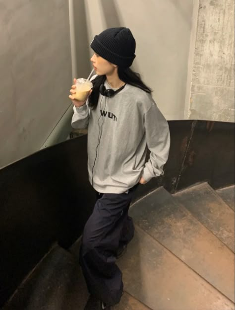 Beanie Outfit Aesthetic Winter, Beanie Outfit Skater, Baggy Beanie Outfit, Korean Beanie Outfit, Acubi Beanie, Beanie Outfit Korean, Beanie Outfits For Women, Aesthetic Beanie Outfit, Beanie Outfit Street Style