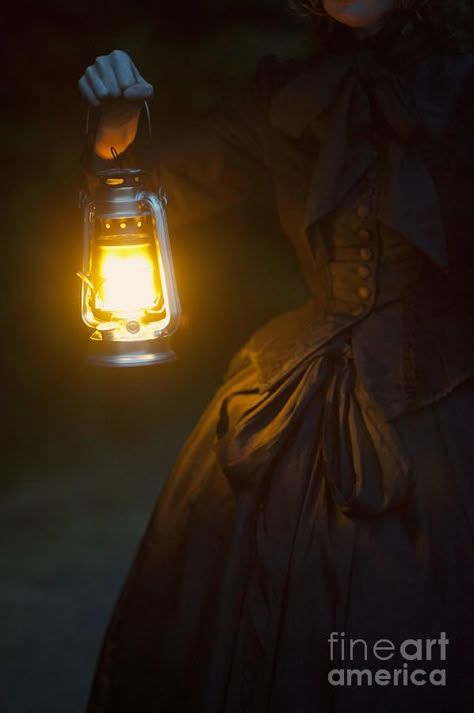 Lantern Aesthetic, Victorian Aesthetic, Airbrush Art, Victorian Women, Story Inspiration, Victorian Era, 그림 그리기, Dark Aesthetic, Dark Fantasy