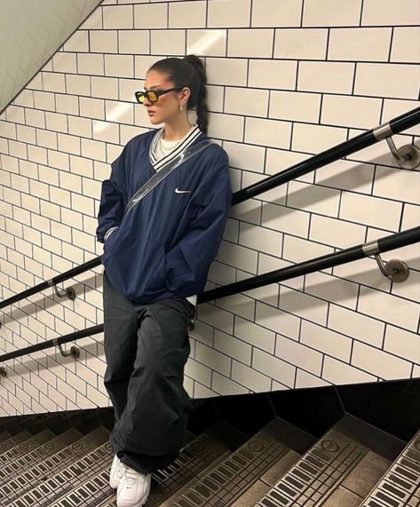 Dinner To Drinks Outfit, Overall Baggy Outfits, Quarter Zip Windbreaker Outfit, Styling Windbreakers, Cool Cardigan Outfit, 90s Joggers Outfit, New York Streetwear Women, Pnw Street Style, Street Classy Outfit